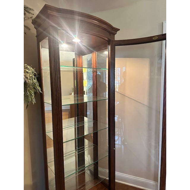 1990s Jasper Cabinet Company Traditional Walnut and Glass Curio Cabinet With Interior Lighting For Sale - Image 4 of 9