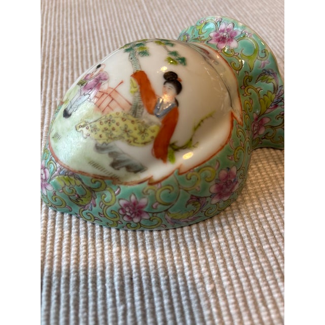 1950s 4.5 Inch Mid-Century Chinoiserie Hand-Painted Porcelain Wall Pockets – Pair For Sale - Image 5 of 5