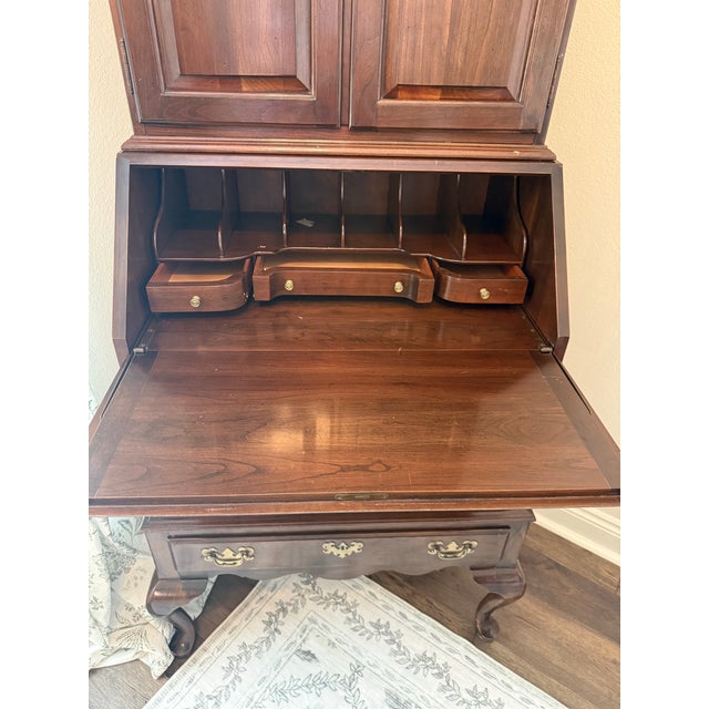 Beautiful and unique piece of Ethan Allen furniture. Non smoking home. Minor scratches