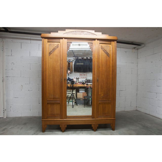 Discover this magnificent Art Deco wardrobe in solid oak, made in Flanders in 1934. This period piece embodies the...