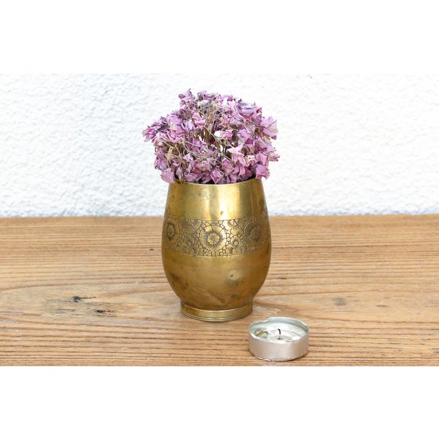 A beautifully proportioned, pocket-scaled utilitarian antiquity featuring an elegant barrel silhouette and a hand-engraved...