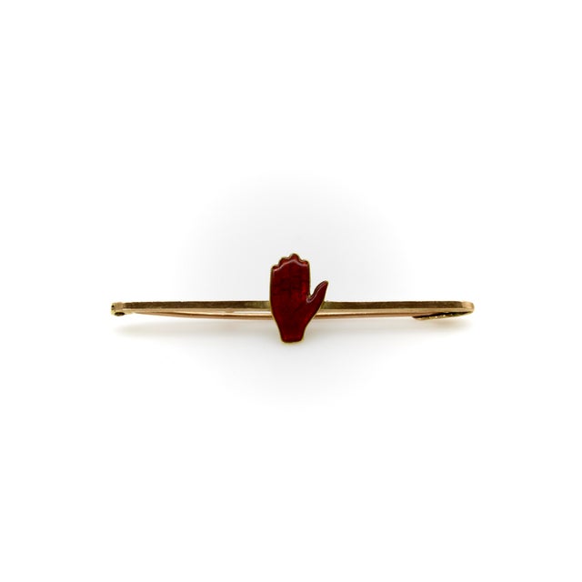 1900-1909 Edwardian 9k Gold Hand of Ulster Brooch For Sale - Image 4 of 8