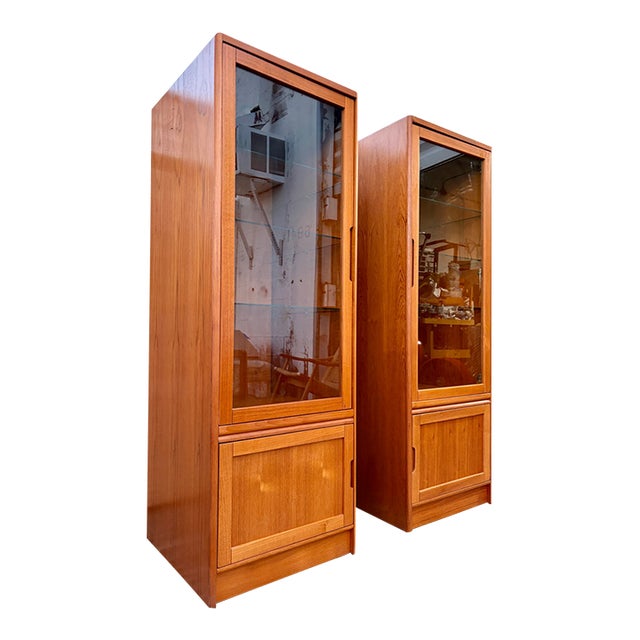 A Pair of Mid-Century Modern Danish Lighted Curio Display Cabinets by Sun Cabinet. Circa 1970s For Sale