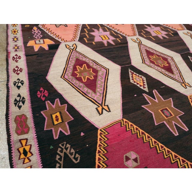 Tribal Galerie Shabab Collection Mid-20th Century Handmade Turkish Tribal Flatweave Kilim Room Size Carpet For Sale - Image 3 of 8