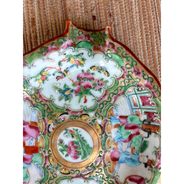 Ceramic Pair of 19th Century Chinese Export Rose Medallion Porcelain Shrimp Dishes For Sale - Image 7 of 10