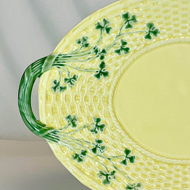 Hollywood Regency 1980s Hollywood Regency Portuguese St Patrick’s Shamrock Yellow Platter, Bordallo Pinneiro For Sale - Image 3 of 10