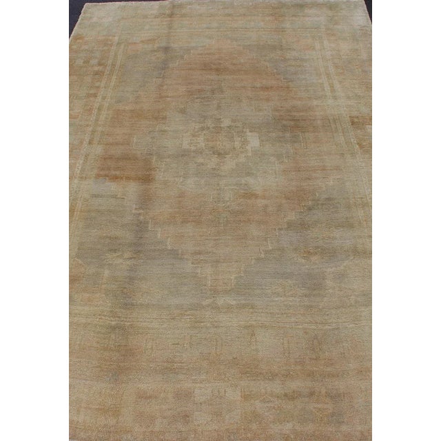Mid 20th Century Faded Vintage Turkish Oushak Rug With Medallion Design in Taupe Tan Gray For Sale In Atlanta - Image 6 of 13