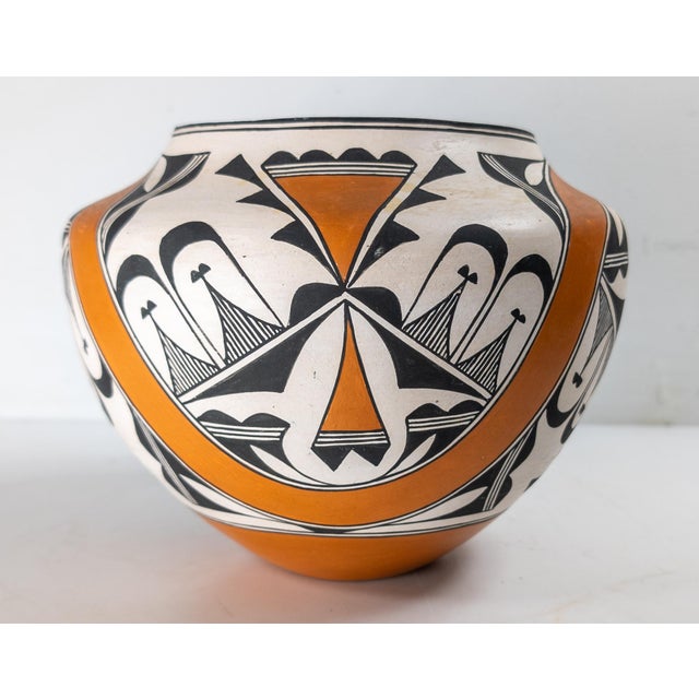 Tribal Mid-Century Native American Indian Southwest Acoma Pottery Olla by F. Aragon For Sale - Image 3 of 11