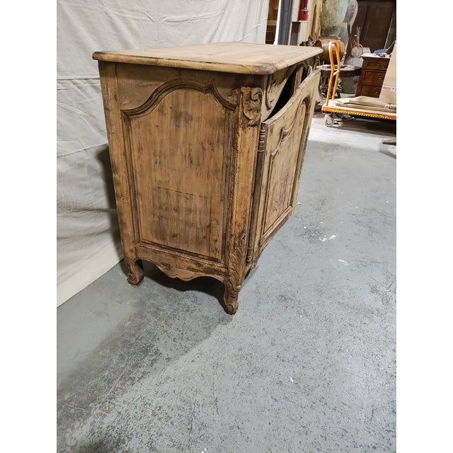 French Provincial 18th Century French Provincial Walnut Buffet From Provence (Avignon), Circa 1780 For Sale - Image 3 of 10