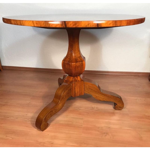 Biedermeier Walnut Round Table, 19th Century Elegant 19th-century Biedermeier round table, crafted in walnut and featuring...