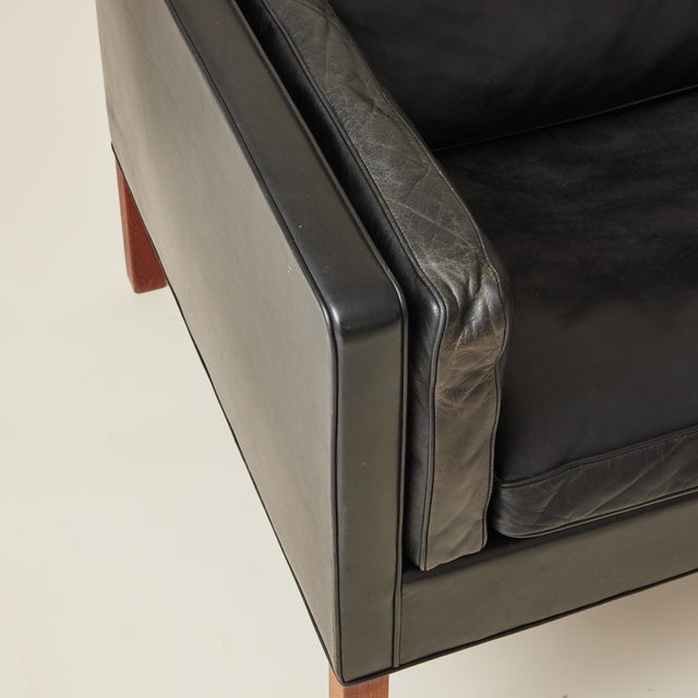 1970s Borge Mogensen, Model 2213 Black Leather Sofa, Manufactured by Fredericia Stolefabrik For Sale - Image 5 of 10