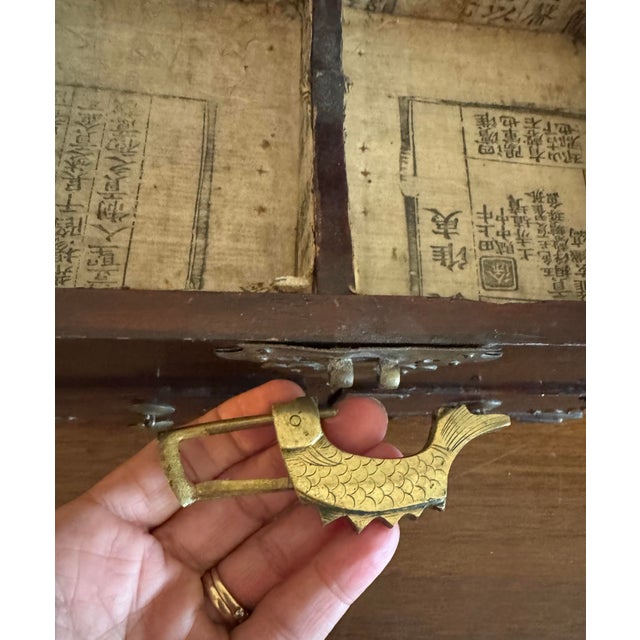 Mid 20th Century Vintage Chinoiserie Lacquered Wooden Jewelry Box Adorned With Brass Hinges & Koi Fish Latch For Sale - Image 4 of 12