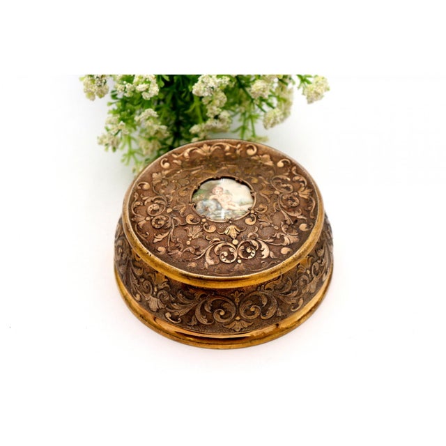 Gold-Plated Silver Jewelry Box with Floral Reliefs, in Good conditions. Designed 1920 to 1949