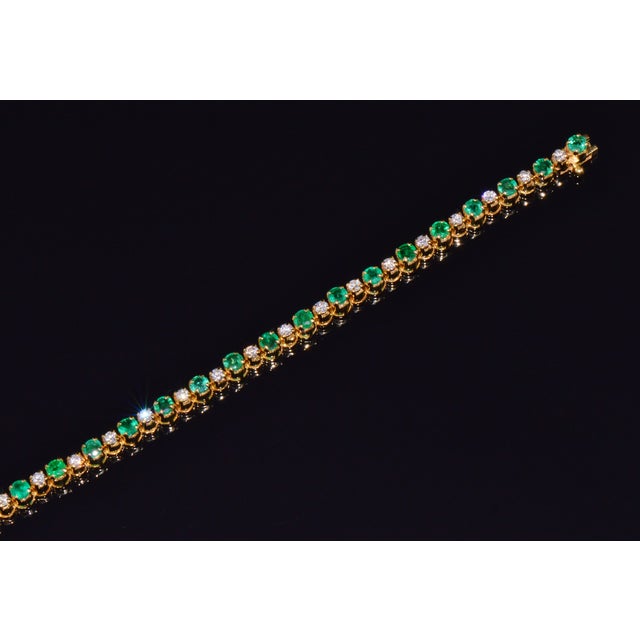 Late 20th Century Certified Natural 4.90Cts vs F Diamond Emerald 18k Solid Gold Tennis Bracelet For Sale - Image 10 of 16