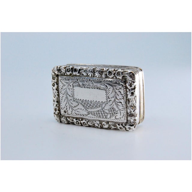 George IV Book-Shaped Silver and Gold Vinaigrette Box with Engraving For Sale - Image 9 of 11