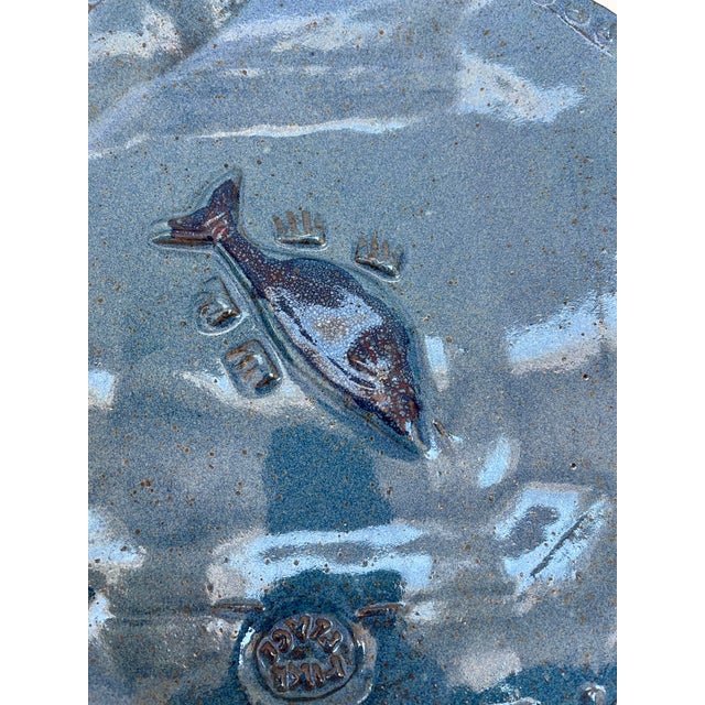Large Studio Folk Art Pottery Lorna Smith Pike Place Signed Blue Decorative Fish Plate For Sale - Image 4 of 6