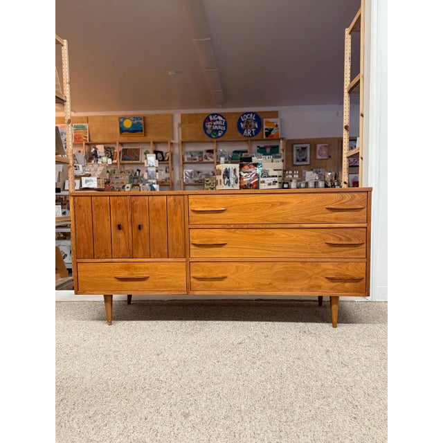 Vintage Mid-Century Modern Bedroom Set - Gentleman's Chest Highboy & Sculpted Pull Credenza Dresser, 1960s, 2 Pieces For Sale - Image 9 of 9