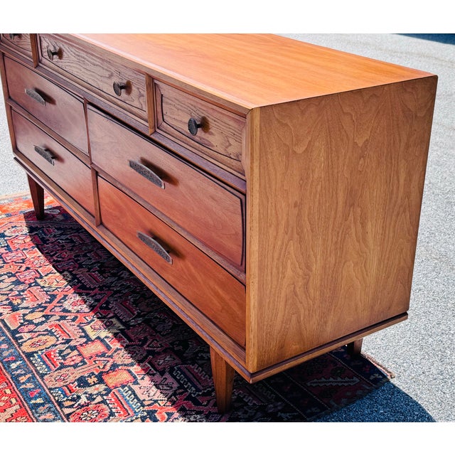 Brown Vintage 1960s Henredon Heritage Brutalist Oak Wood 7-Drawer Dresser For Sale - Image 8 of 12