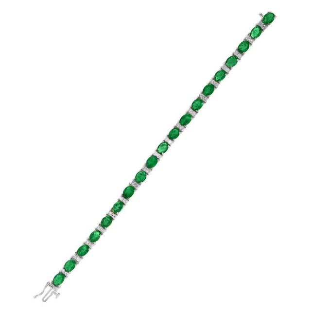 23 Carat Natural Zambian Emerald & 1.6ct Diamond Tennis Bracelet 14 Karat Gold For Sale - Image 4 of 8