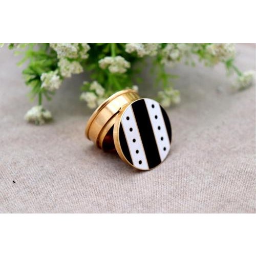 Pill Box in 18k Gold For Sale - Image 3 of 7