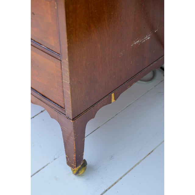 1940s Bow Front Flame Mahogany Dresser & Highboy | Attributed to Drexel Heritage | Georgian Revival Bedroom Suite (Pair) For Sale - Image 13 of 14