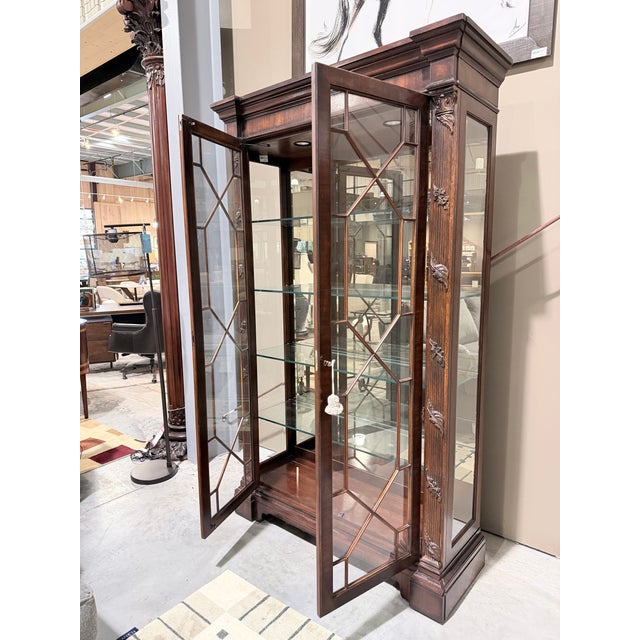 Late 20th Century Henredon Georgian Style Mahogany Display Curio Cabinet For Sale In New York - Image 6 of 12