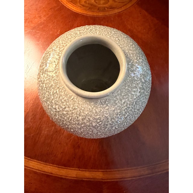 Mid-Century Modern Hyalyn VTG Art Pottery Vase #255 Light Grey Speckle Glaze Planter Vase For Sale - Image 3 of 7