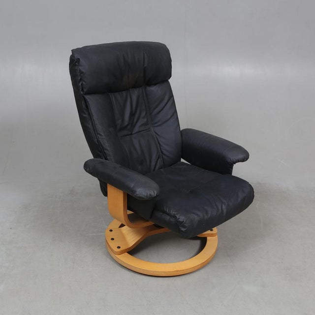 Set of Vintage Scandinavian Lounge Chair with Ottoman in Black Leather and Wood Frame, 1980s For Sale - Image 3 of 15