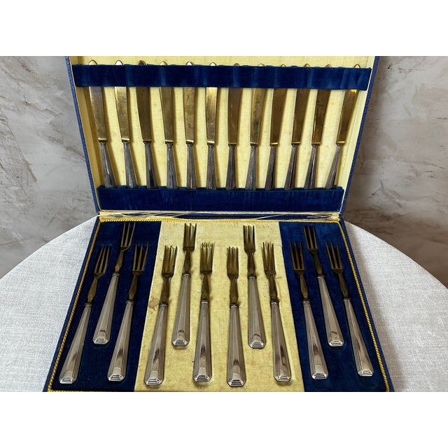 Set of 12 silver-plated and brass hors d'oeuvre knives and 12 hors d'oeuvre forks from the 1920s. Elegant set comprising...