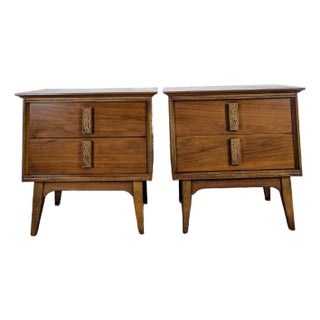 1960s Pair of Walnut Mid-Century Modern Mayan Nightstands by Leo Jiranek for Bassett For Sale