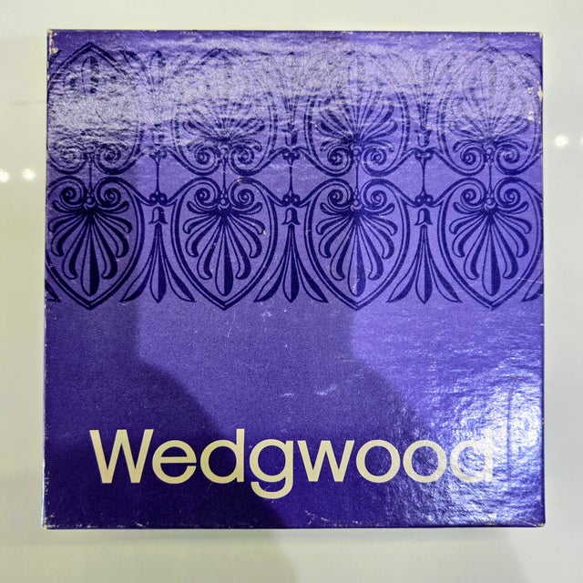 Vintage Wedgwood Jasperware “Churchill” Blenheim Palace Round Plate in Box For Sale - Image 9 of 9