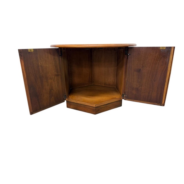 Mid-Century Modern Lane Acclaim Round Walnut Side Table - Refinished For Sale In Philadelphia - Image 6 of 7