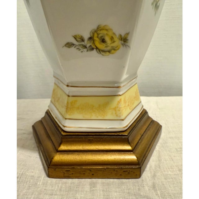 Vintage Dorothy Draper Style Porcelain Urn Shape Table Lamp With Yellow Roses & Shade For Sale In Mobile - Image 6 of 8