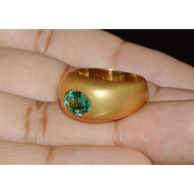 Certified Natural 1.62cts Emerald Solid 18k 750 Gold Dome Signet Ring Band, Size 6.5 For Sale - Image 4 of 12