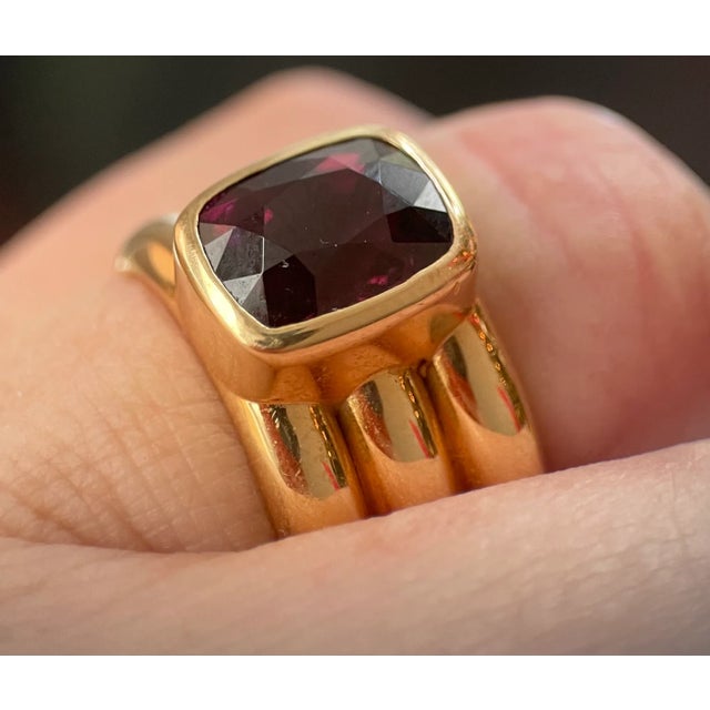 Contemporary Custom Christopher Walling Gentleman's 18k Gold and Natural Reddish Purple Ceylon Spinel Ring For Sale - Image 3 of 10