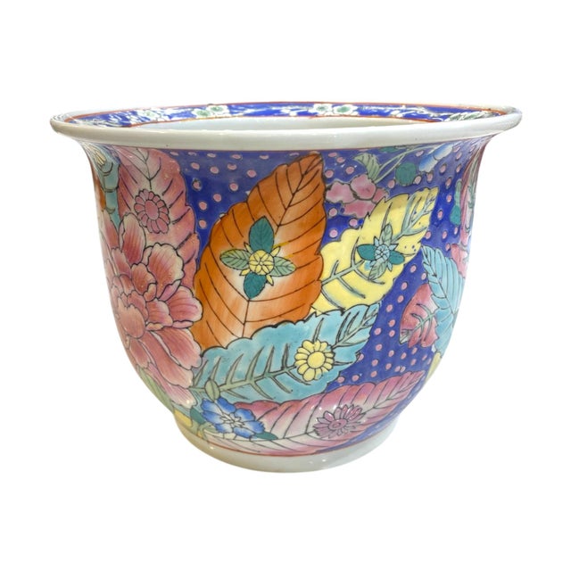 Beautifully vibrant Chinese porcelain planter in the style of Mottahedeh, featuring a tobacco leaf design.