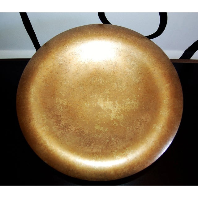 - Centerpiece composed of a circular copper bowl with gold patina resting on a base in mirror slightly tinted green -...