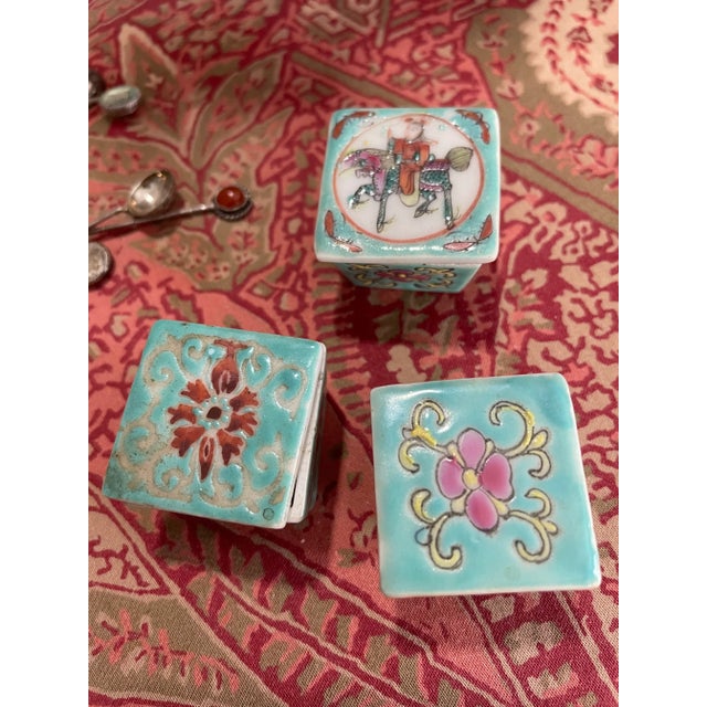 1920s Chinese Famille Rose Medallion Salt Cellar & Spoons Set- 16 Pieces For Sale In New York - Image 6 of 10