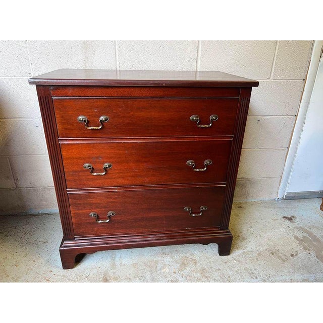 Early 20th Century Chippendale Style Mahogany Bachelor’s Chest of Drawers. For Sale - Image 4 of 11