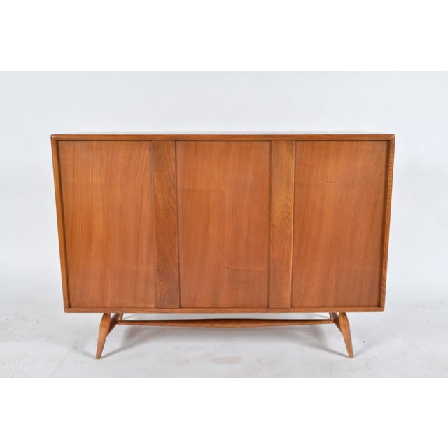 Mid-Century Modern Windsor Sideboard in Elm and Beech by Lucian Ercolani for Ercol, 1955 For Sale - Image 11 of 18
