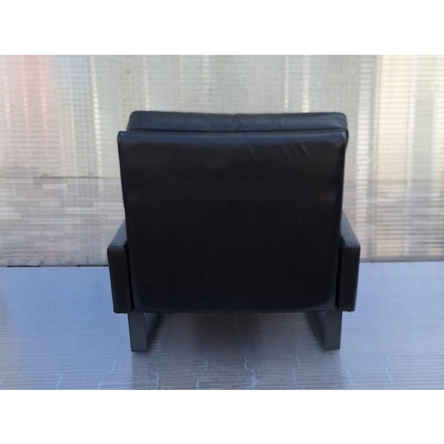 Vintage German Lounge Chair Conseta in Black Leather with Gray Steel Sled Feet by F.W.Möller for Cor, 1970s For Sale - Image 6 of 9