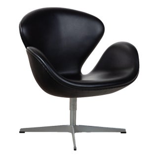 Swan Swivel Chair in Black Leather by Arne Jacobsen for Fritz Hansen For Sale