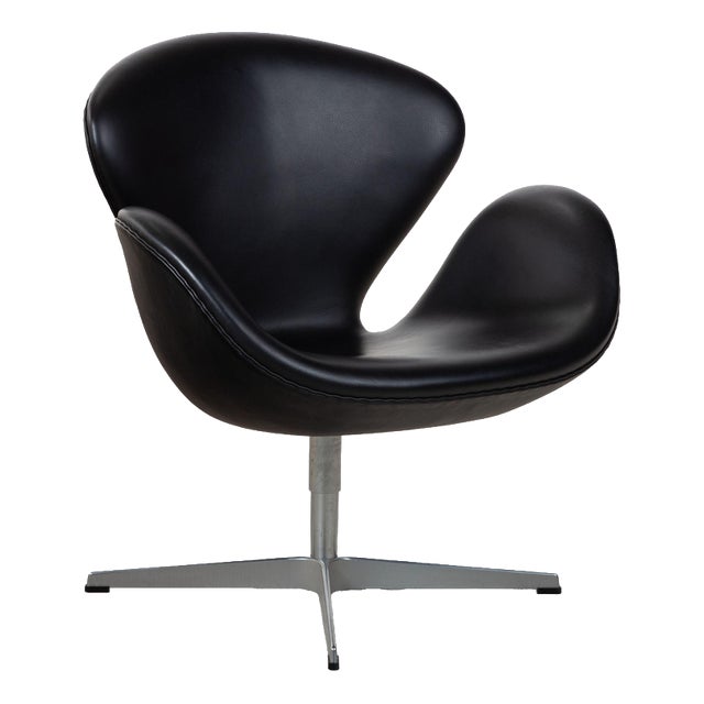 Swan Swivel Chair in Black Leather by Arne Jacobsen for Fritz Hansen For Sale