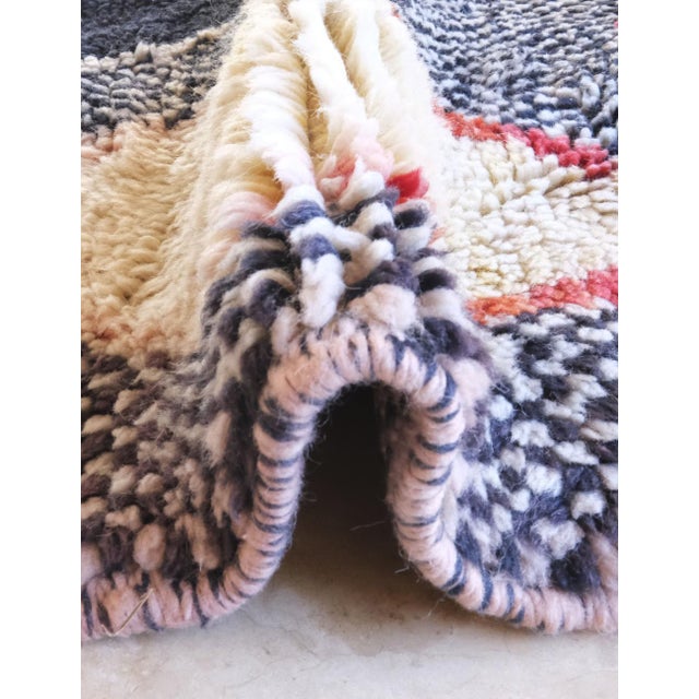 Luxurious Beni Mrirt Rug – Handwoven Moroccan Wool with Modern Hexagon Motifs This luxurious Beni Mrirt rug is handwoven...