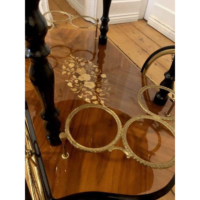 Vintage Colonial Sorrento Farfalla Drop Leaf Serving Trolley with Inlaid Brass Ornaments and Round Hinged Top, 1950s For Sale - Image 14 of 18
