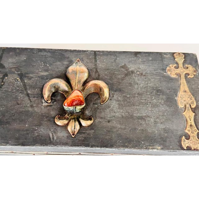 Handcrafted Pewter Cigar Box with Brass Inlays with Fleur-De-Lys Motif, France, 1970s For Sale - Image 3 of 10