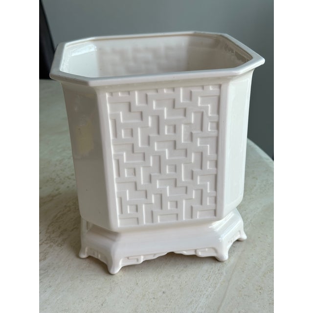 White Vintage Fitz and Floyd Fretwork Chinoiserie Cachepot Planters - Pair For Sale - Image 8 of 8