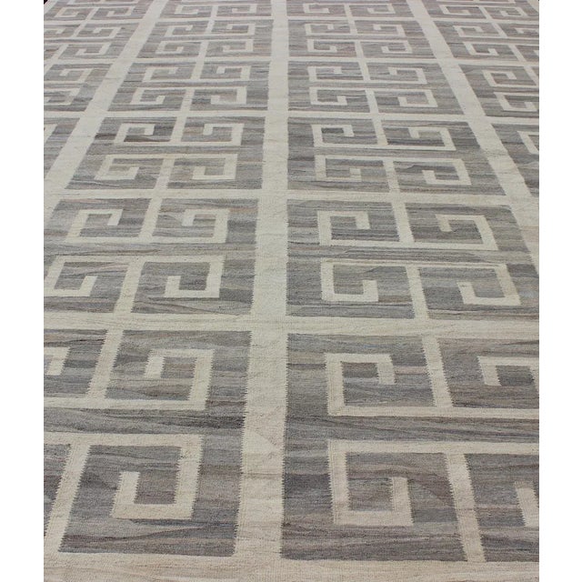 2020s Oversized Modern Kilim With Large Scale Greek Key Design in Cream & Gray Tones For Sale In Atlanta - Image 6 of 13