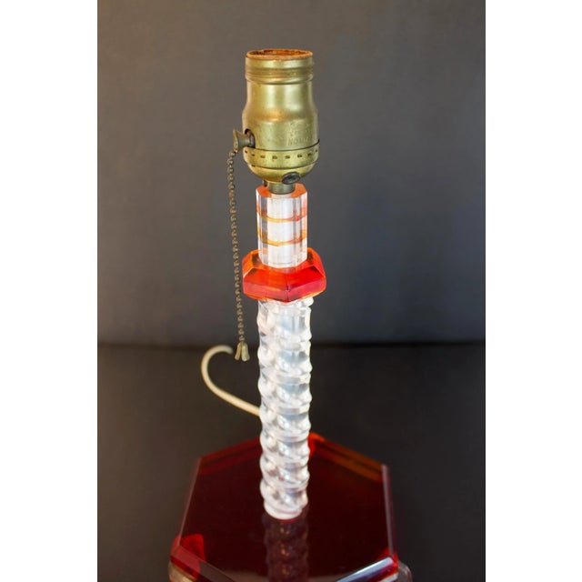 Mid-Century Modern Mid Century Red & Clear Swirl Lucite Table Lamp For Sale - Image 3 of 6