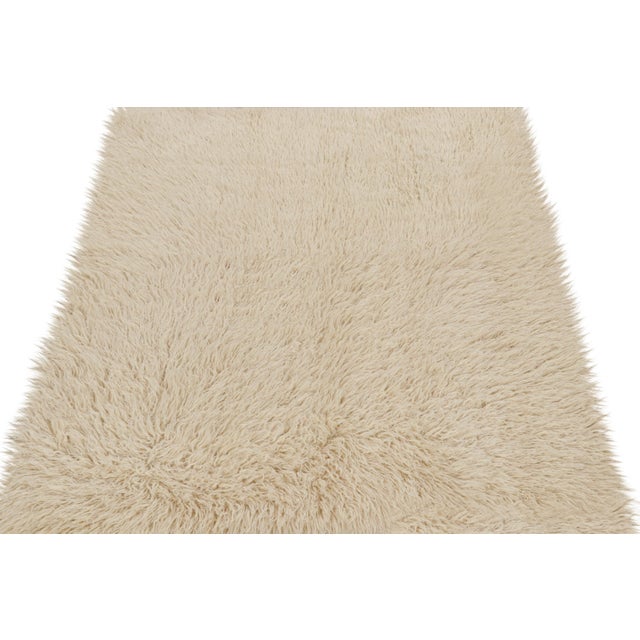 Mid-Century Modern Vintage Tulu Rug in Beige and Off-White Shag Pile by Rug & Kilim For Sale - Image 3 of 7